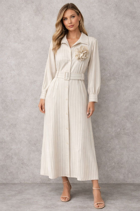 Maxi dress with a formal cut, open at the front with buttons