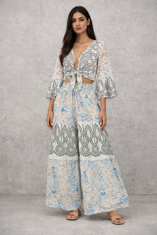 Pants set with a top featuring wide sleeves