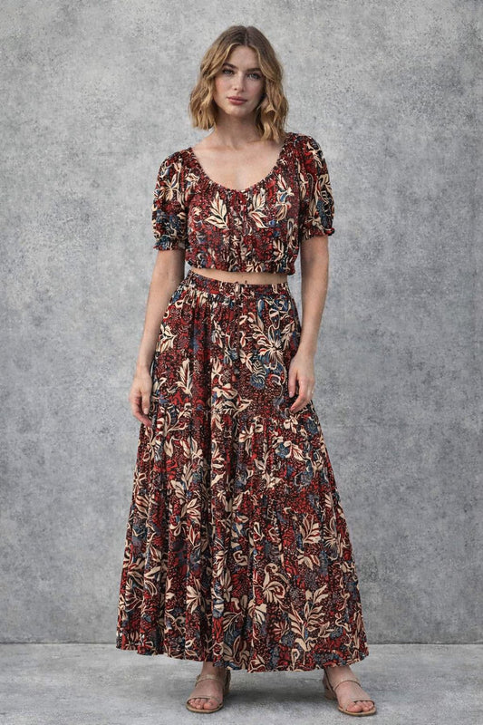 A skirt set with a  top with short sleeves