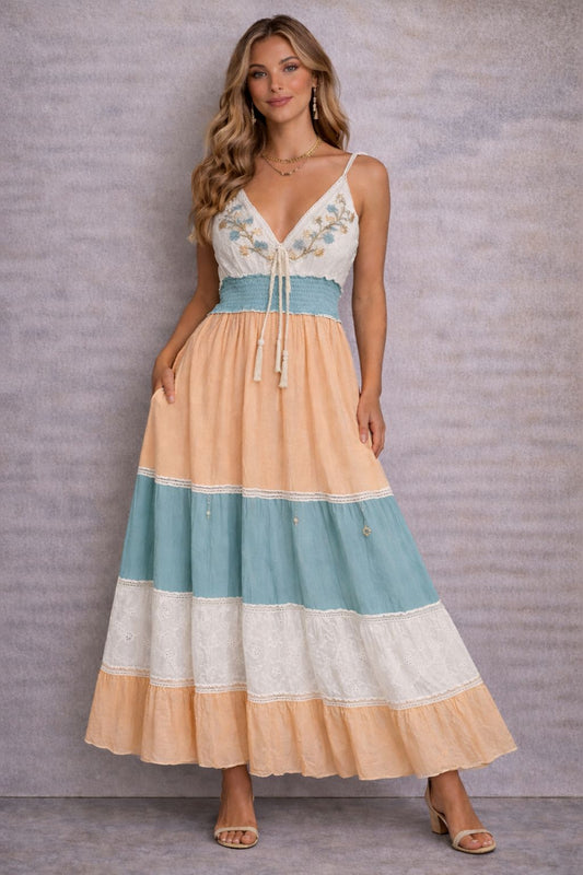 فستان ماكسي بدون أكمام مزين بتطريزات